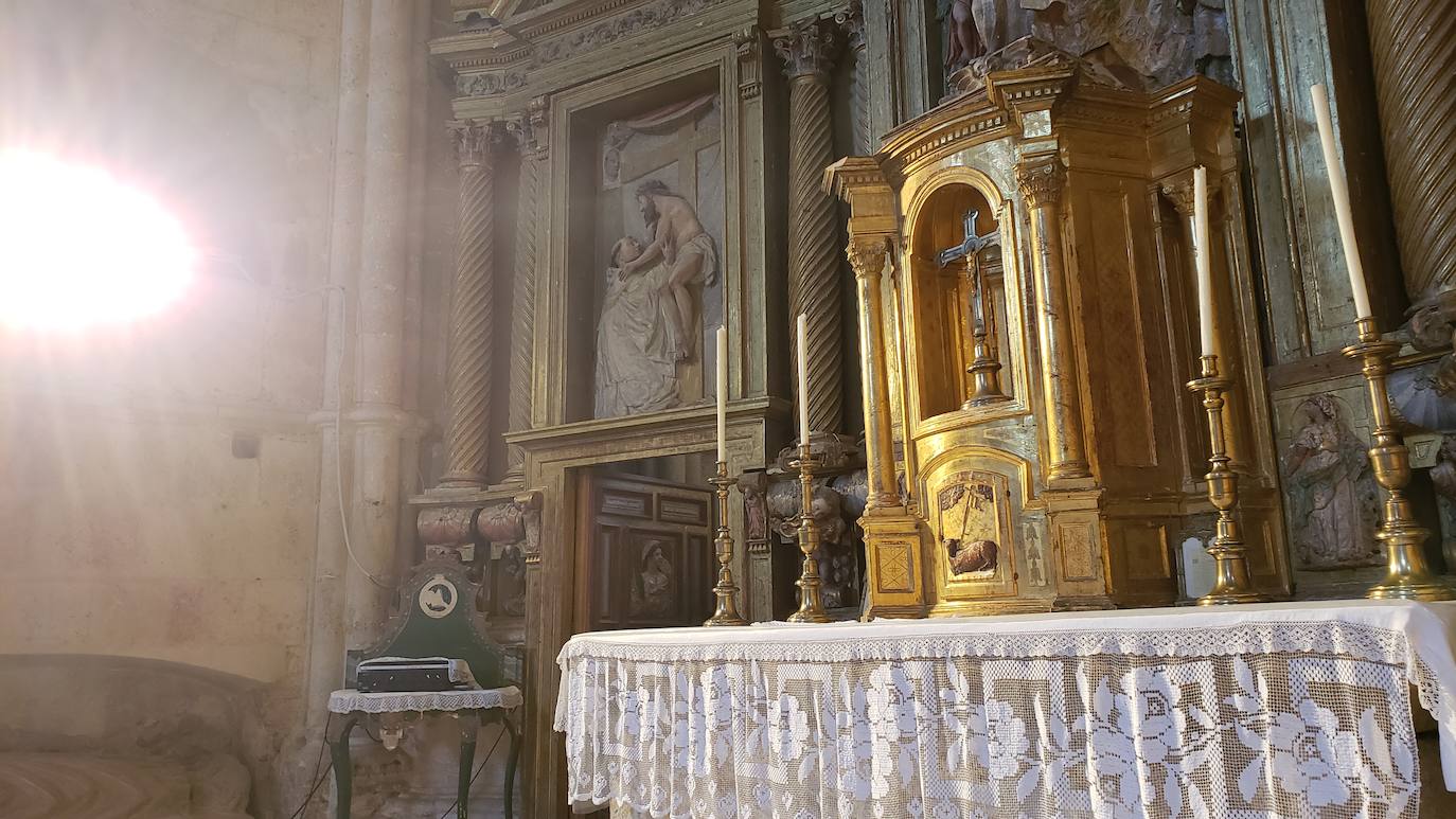 El monasterio de Sandoval, en plena reconstrucción y con una rica historia en su interior, recupera su encanto y atrapa al visitante con una singular exposición con 570 obras de 350 artistas | La comunión histórica y modernista convierte el escenario en un lugar de visita obligada. 