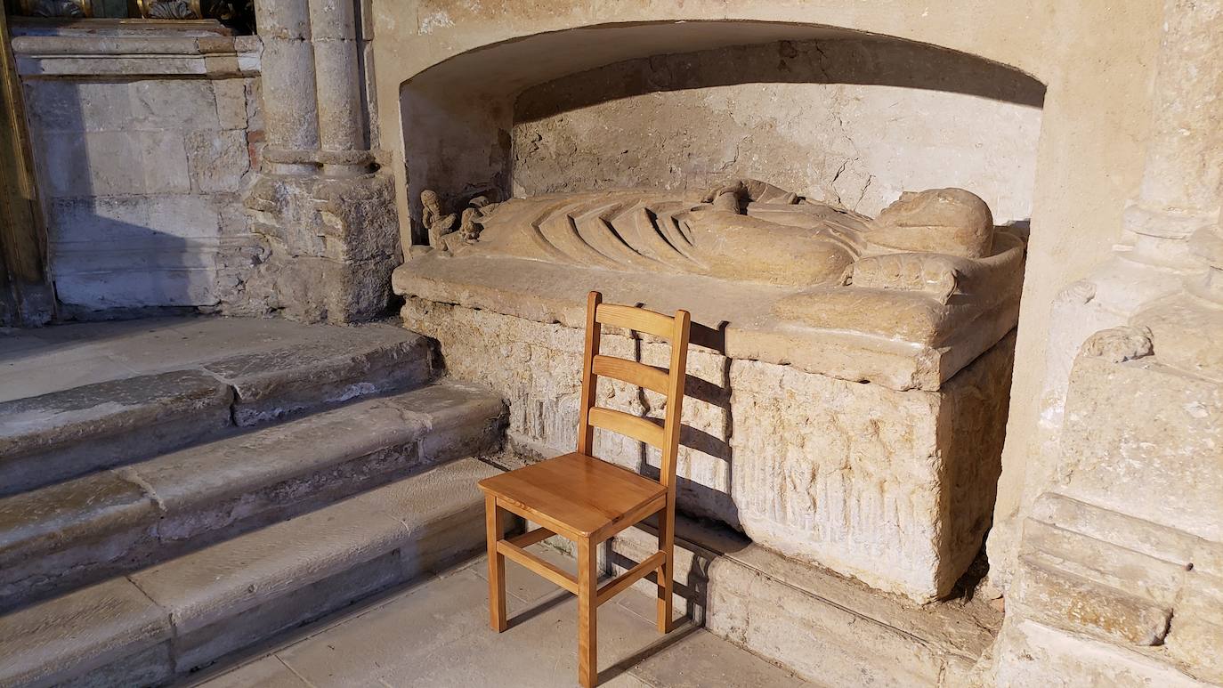 El monasterio de Sandoval, en plena reconstrucción y con una rica historia en su interior, recupera su encanto y atrapa al visitante con una singular exposición con 570 obras de 350 artistas | La comunión histórica y modernista convierte el escenario en un lugar de visita obligada. 