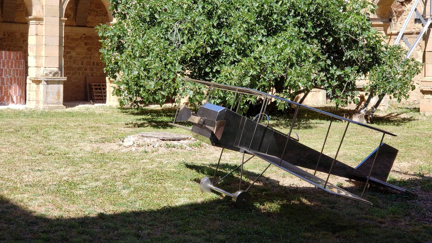 El monasterio de Sandoval, en plena reconstrucción y con una rica historia en su interior, recupera su encanto y atrapa al visitante con una singular exposición con 570 obras de 350 artistas | La comunión histórica y modernista convierte el escenario en un lugar de visita obligada. 