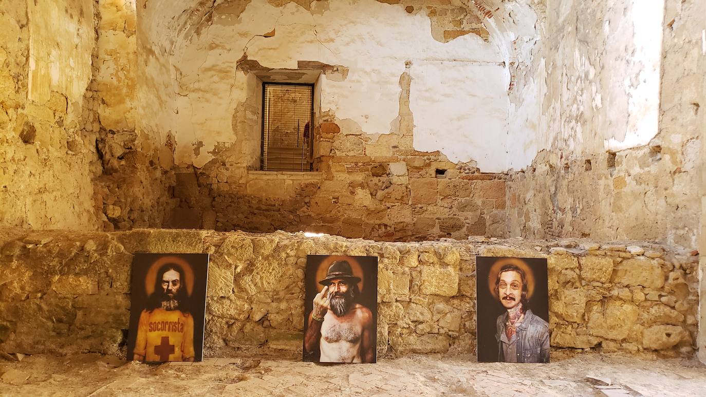 El monasterio de Sandoval, en plena reconstrucción y con una rica historia en su interior, recupera su encanto y atrapa al visitante con una singular exposición con 570 obras de 350 artistas | La comunión histórica y modernista convierte el escenario en un lugar de visita obligada. 