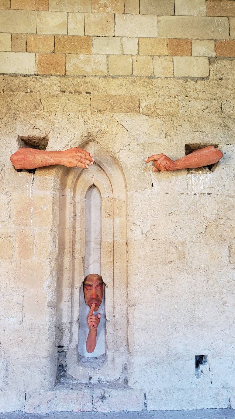 El monasterio de Sandoval, en plena reconstrucción y con una rica historia en su interior, recupera su encanto y atrapa al visitante con una singular exposición con 570 obras de 350 artistas | La comunión histórica y modernista convierte el escenario en un lugar de visita obligada. 