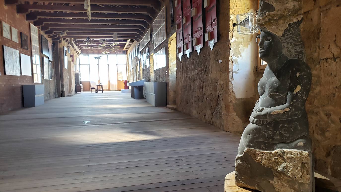 El monasterio de Sandoval, en plena reconstrucción y con una rica historia en su interior, recupera su encanto y atrapa al visitante con una singular exposición con 570 obras de 350 artistas | La comunión histórica y modernista convierte el escenario en un lugar de visita obligada. 