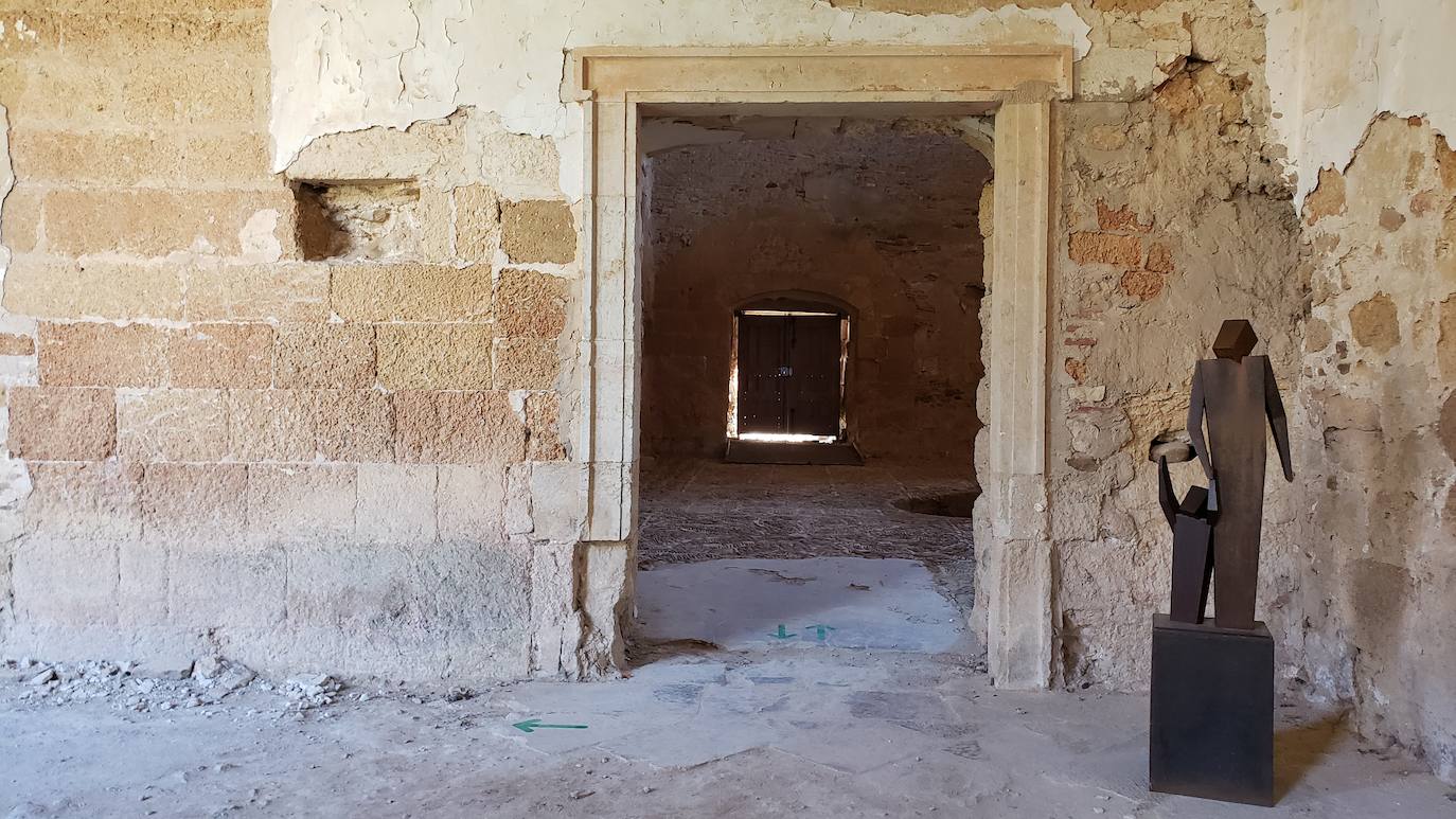 El monasterio de Sandoval, en plena reconstrucción y con una rica historia en su interior, recupera su encanto y atrapa al visitante con una singular exposición con 570 obras de 350 artistas | La comunión histórica y modernista convierte el escenario en un lugar de visita obligada. 