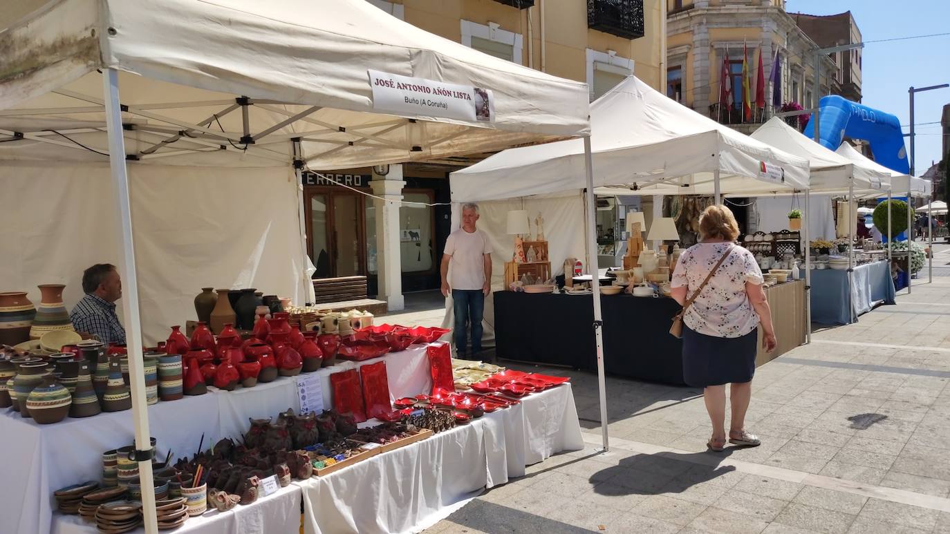 La feria artesana se celebra estos días en la ciudad leonesa.