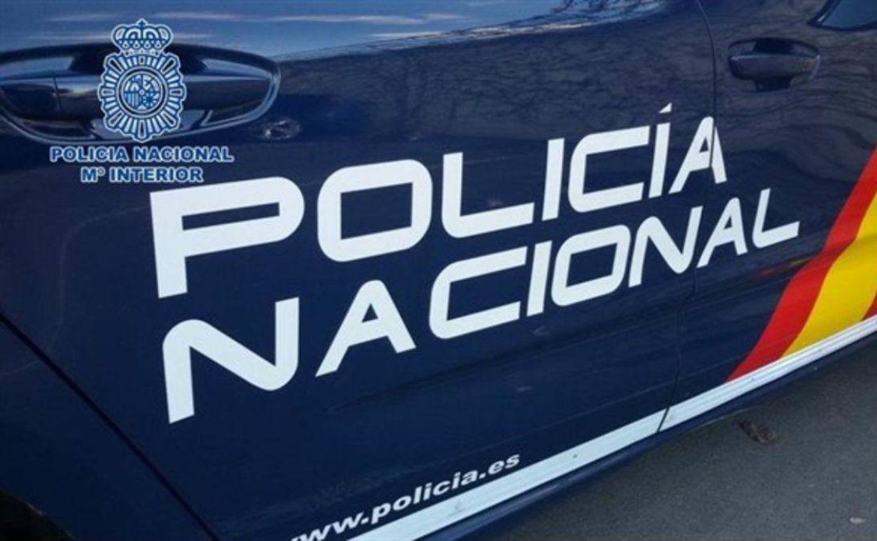 Vehículo de la Policía Nacional donde viajaba el detenido.