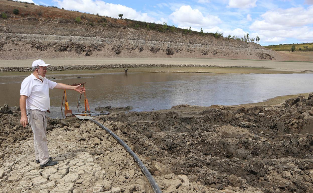 Un agricultor muestra la zona de donde toma agua para su explotación en Ricobayo. 