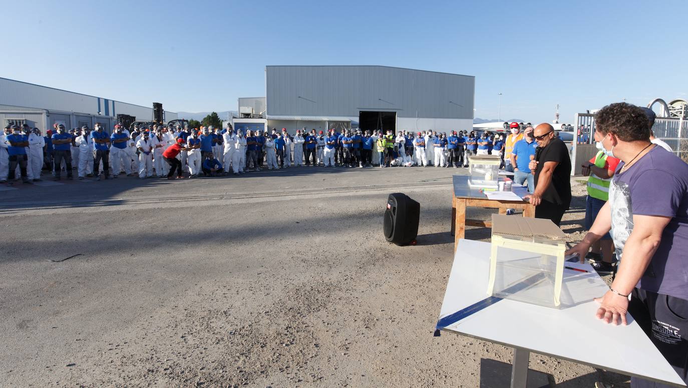 Los trabajadores deben decidir si aceptan el acuerdo de la empresa en la negociación.