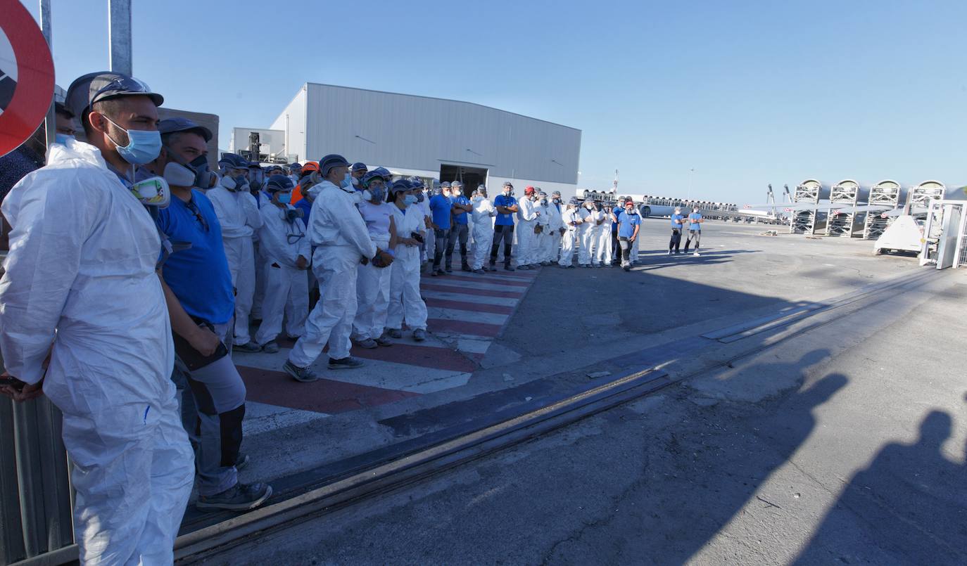 Los trabajadores deben decidir si aceptan el acuerdo de la empresa en la negociación.