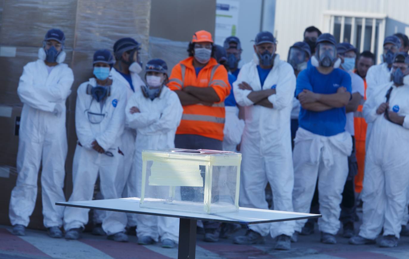 Los trabajadores deben decidir si aceptan el acuerdo de la empresa en la negociación.