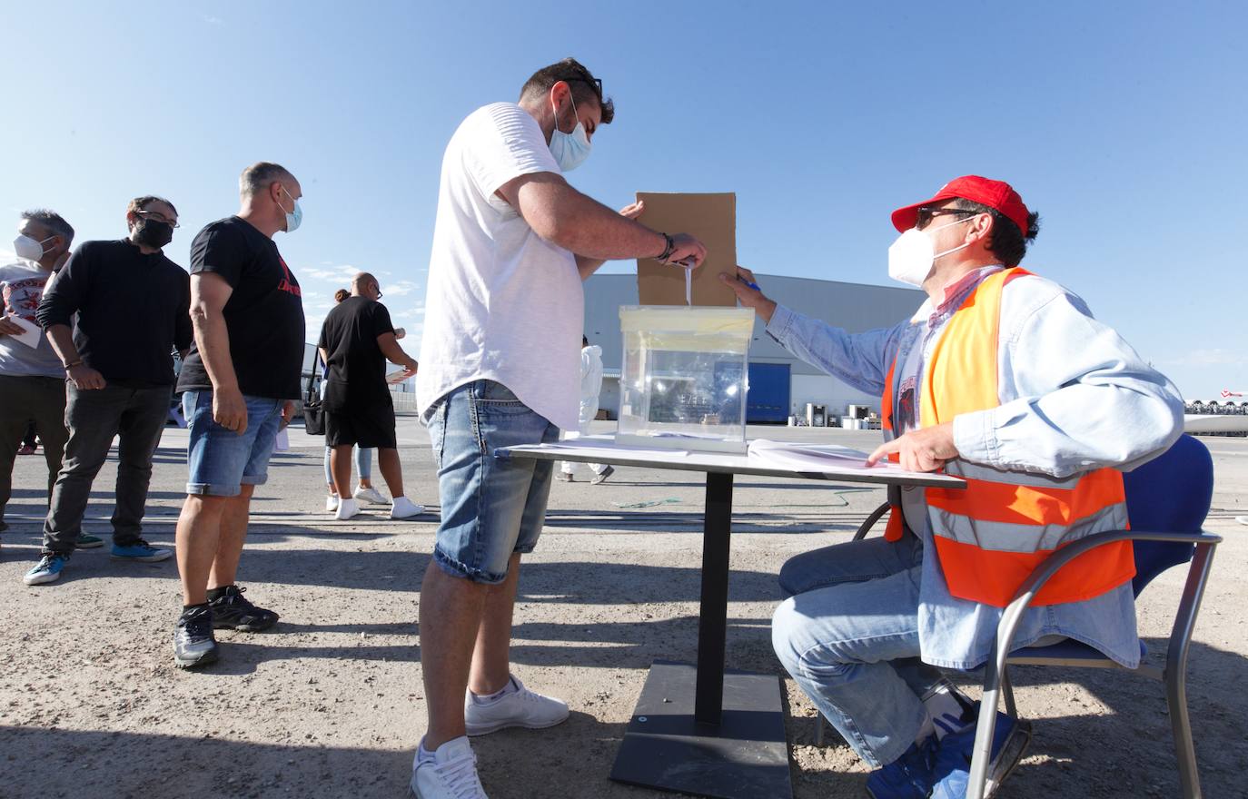 Los trabajadores deben decidir si aceptan el acuerdo de la empresa en la negociación.