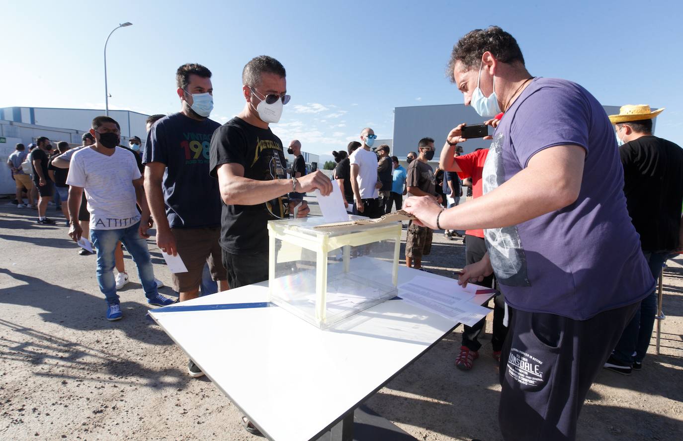Los trabajadores deben decidir si aceptan el acuerdo de la empresa en la negociación.