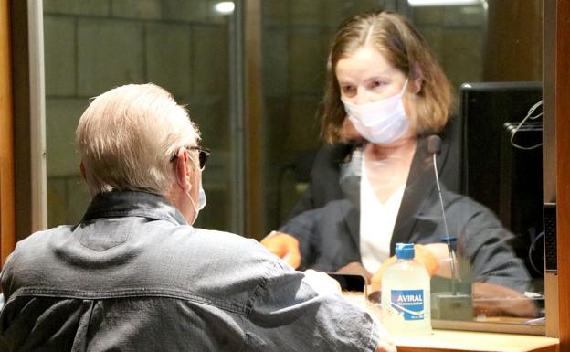 Un visitante compra su entrada para el templo leonés. 