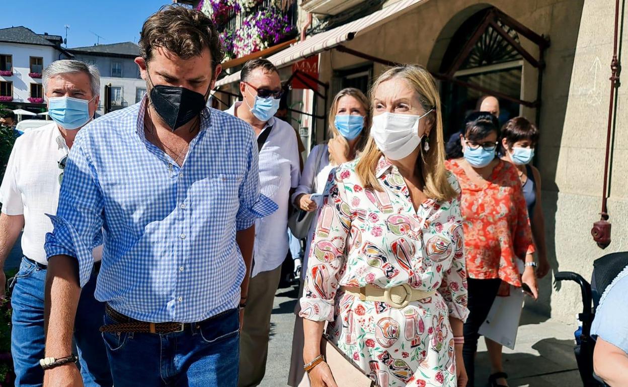 Ana Pastor visita Villafranca del Bierzo junto con el presidente del PP de León.
