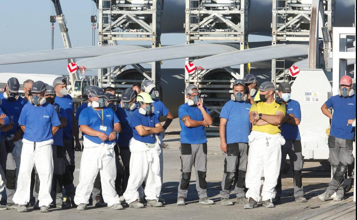 Imagen de los trabajadores de LM en la asamblea de este sábado.