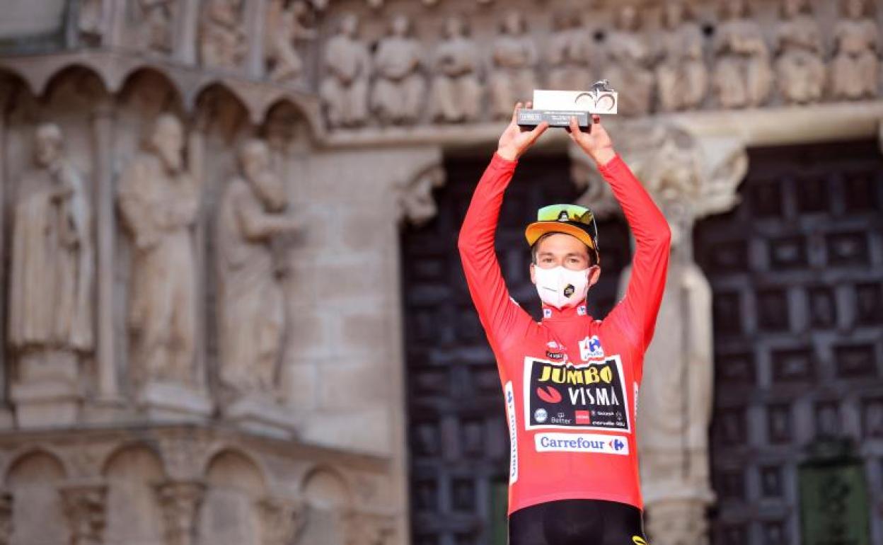 Primoz Roglic, con el maillot rojo de líder de la Vuelta tras su victoria en la contrarreloj.