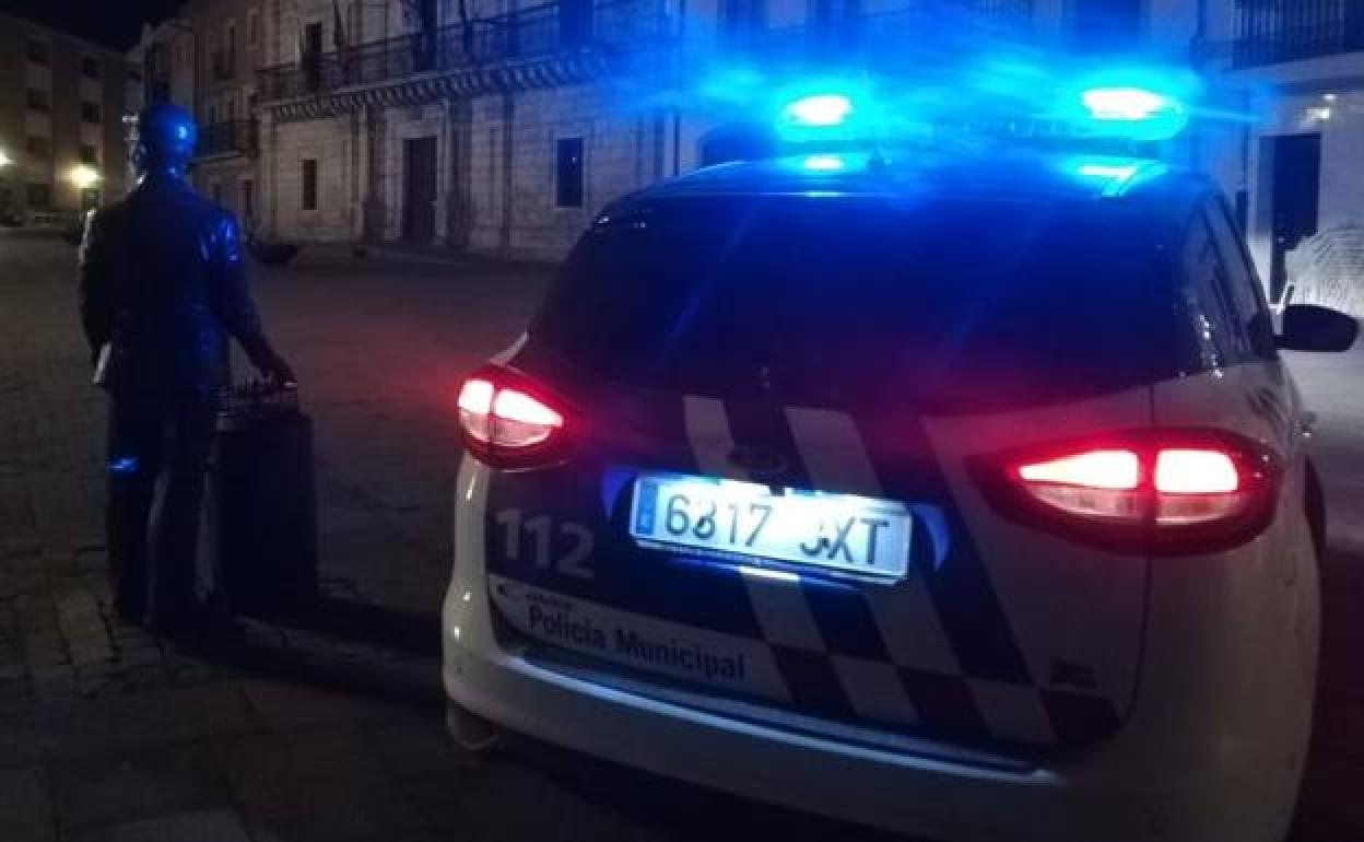 Vehículo de la policía en la Plaza Mayor de Ponferrada.