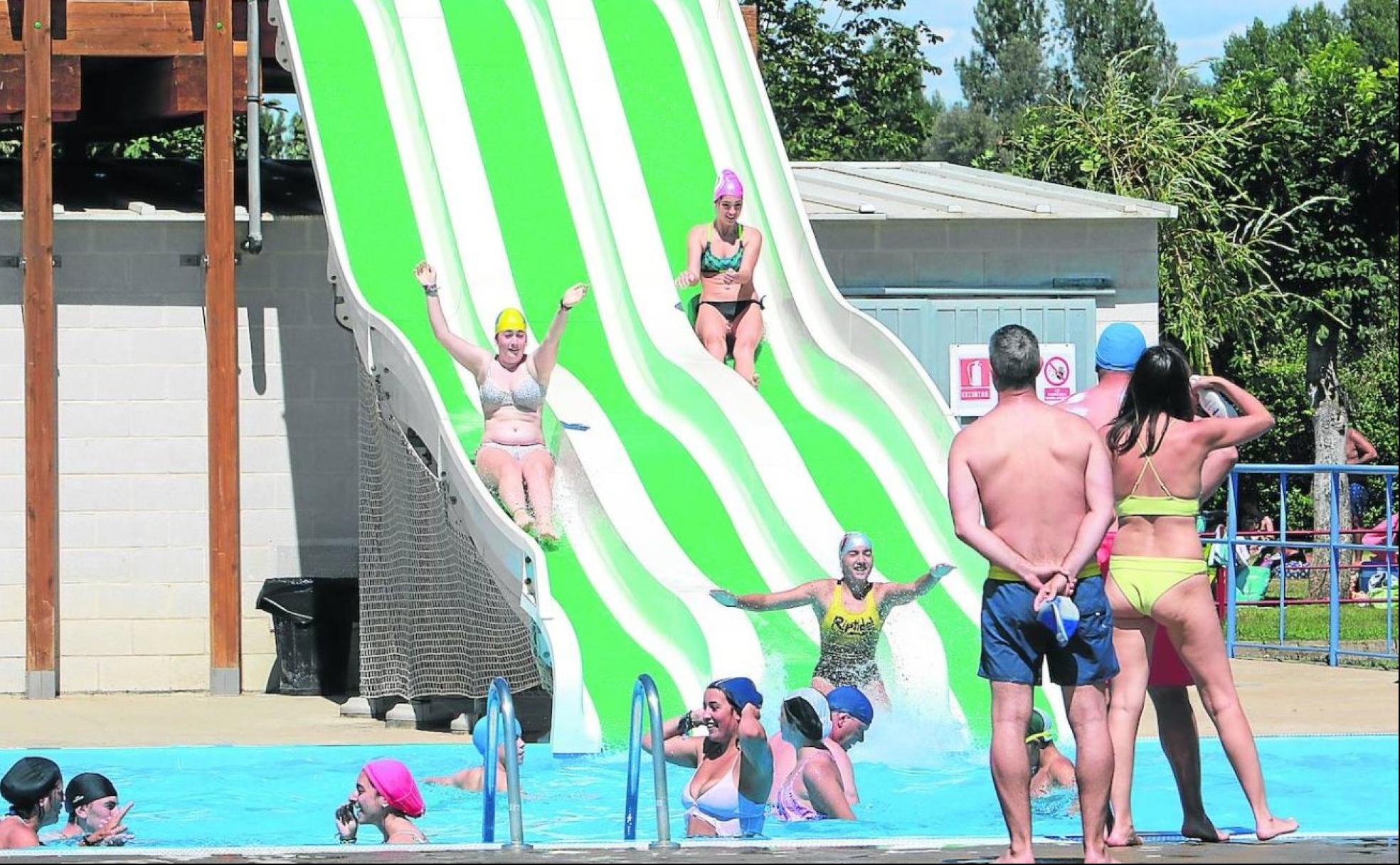 Piscinas, campings, restaurantes, zonas verdes y calor es el principal atractivo que los asturianos encuentran en León. 