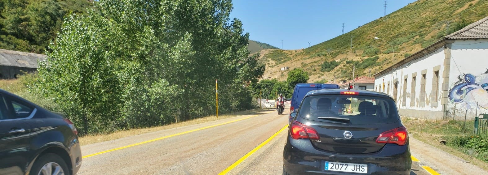 El fuego, de nivel 1 según las autoridades, ha provocado retenciones en la N-630. 