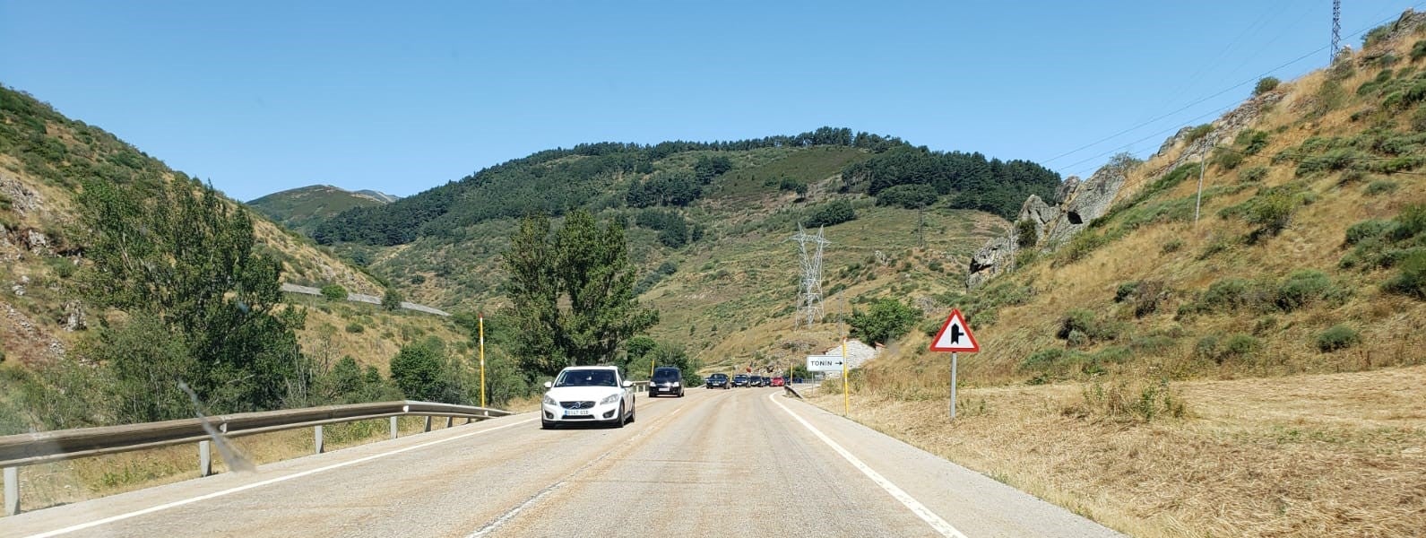 El fuego, de nivel 1 según las autoridades, ha provocado retenciones en la N-630. 