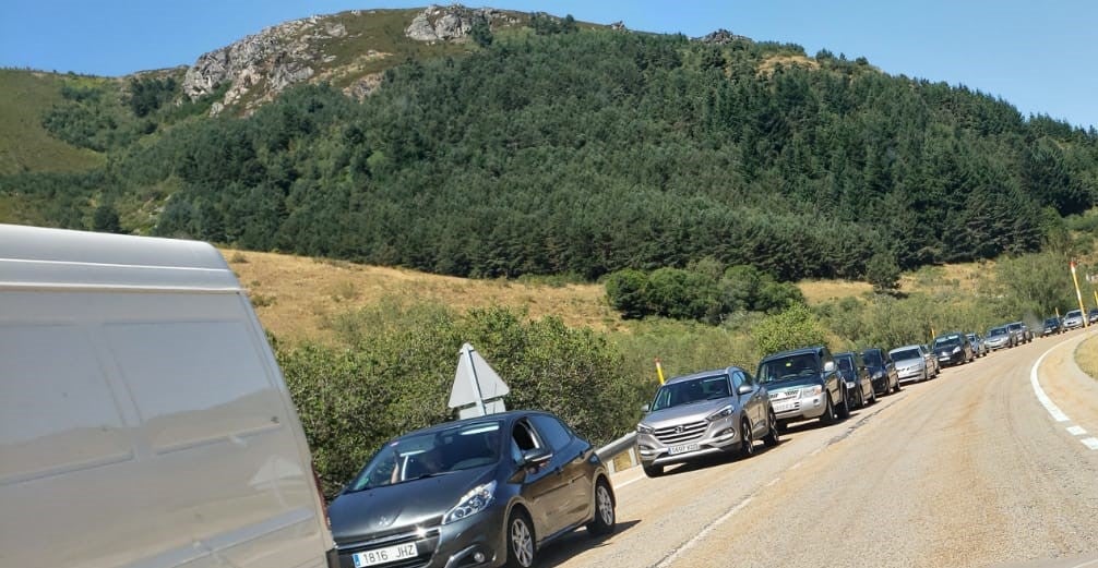 Atasco provocado por las obras en la N-630, en la provincia de León.