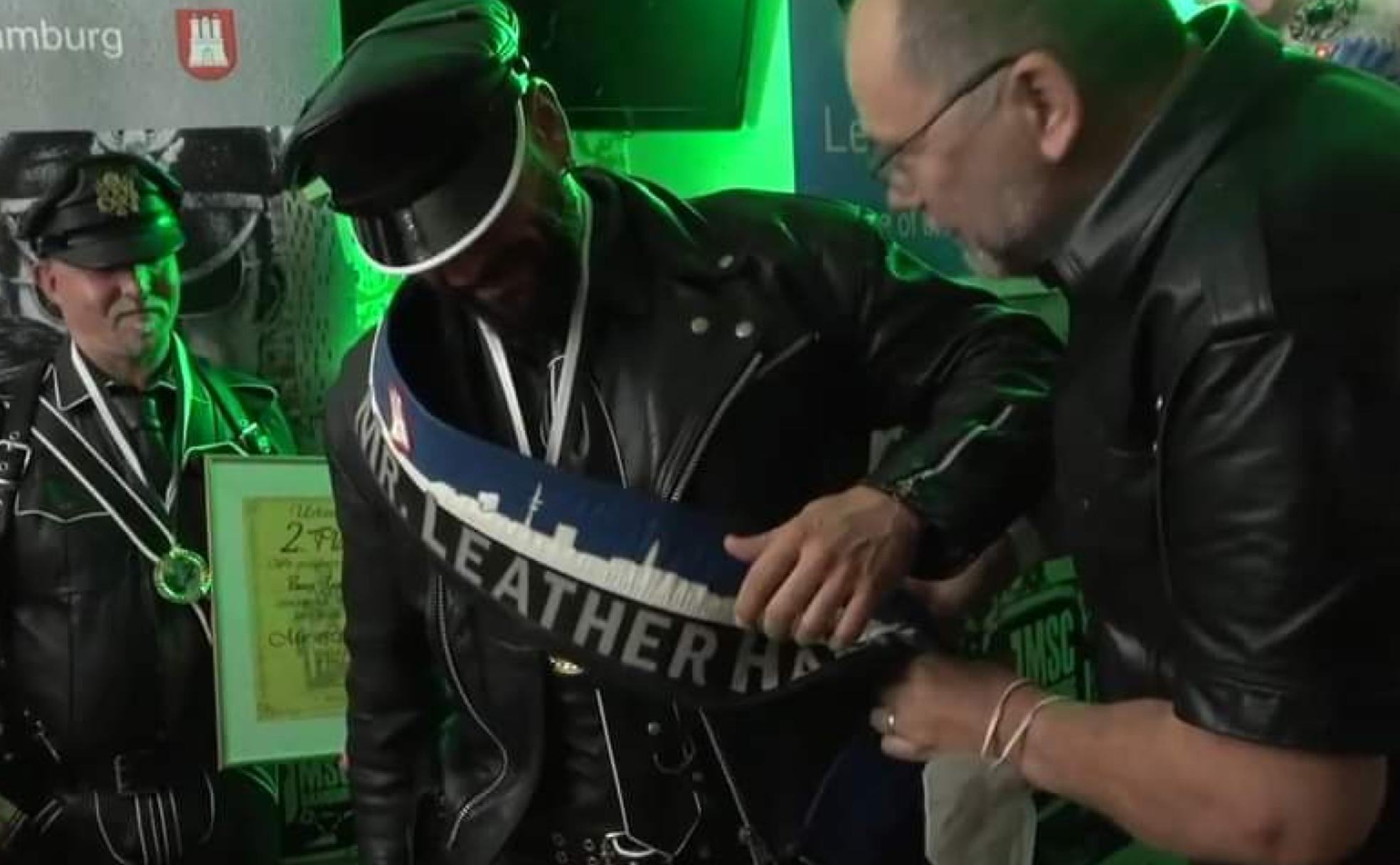 David Martínez recibe la banda que le acredita como Míster Leather Hamburgo.