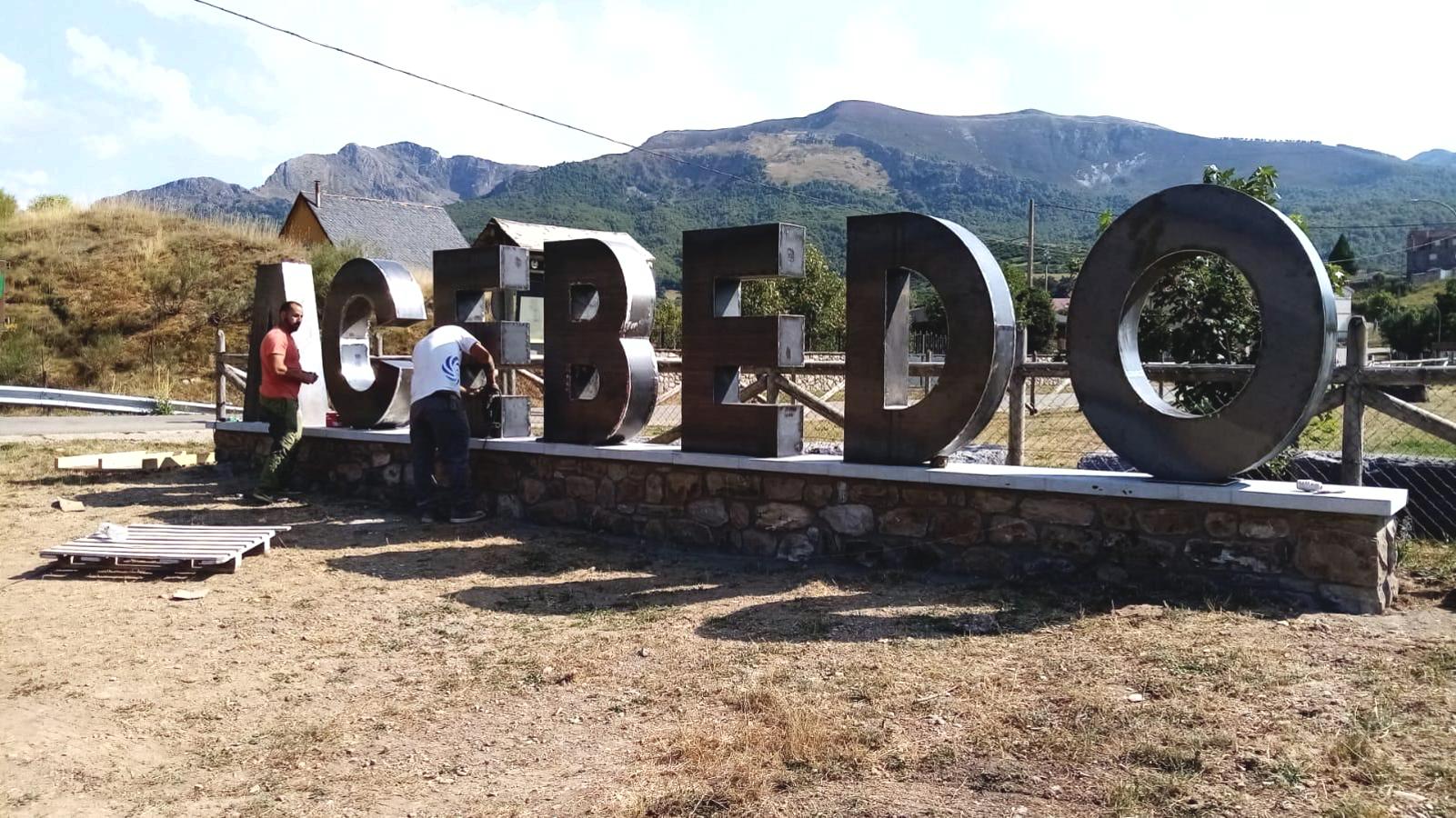 El municipio leonés se suma a la fiebre de colocar letras en su espacio y permitirá a los visitantes realizar una fotografía con las letras de 'ACEBEDO' y vistas a Mampodre.