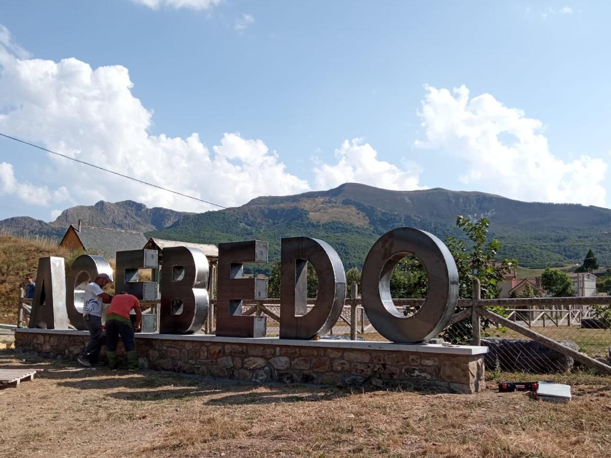 El municipio leonés se suma a la fiebre de colocar letras en su espacio y permitirá a los visitantes realizar una fotografía con las letras de 'ACEBEDO' y vistas a Mampodre.