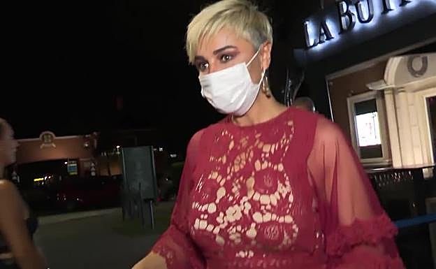 Ana María Aldón junto a la prensa.