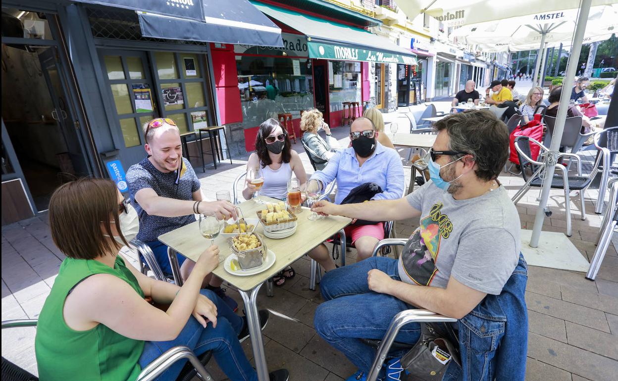 Consumidores en una terraza.