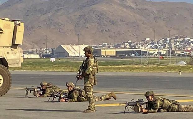 Soldados estadounidenses desplegados en el aeropuerto de Kabul.