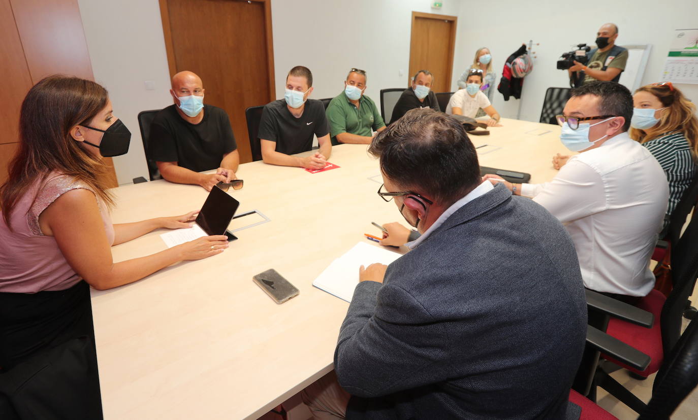 La consejera de Empleo e Industria, Ana Carlota Amigo, durante su reunión en Ponferrada con los responsables de LM Windpower y del comité de empresa