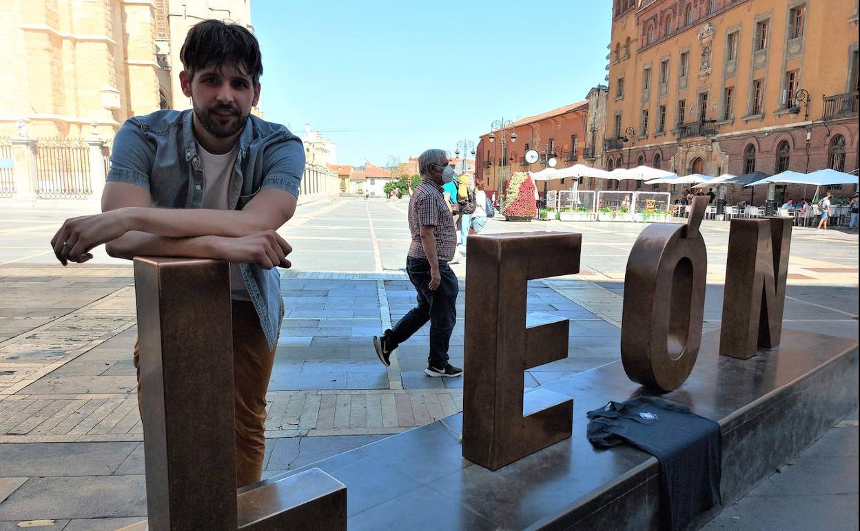 Álvaro Somovilla posa en las letras de León, junto a la Catedral.