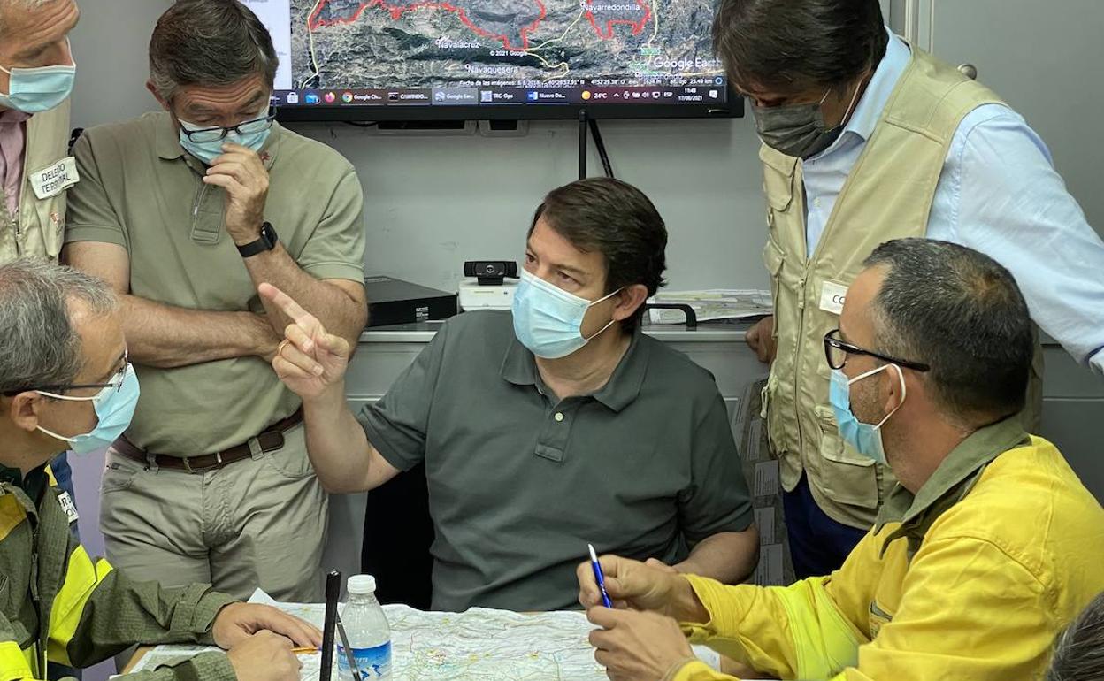 El presidente de la comunidad, Alfonso Fernández Mañueco, en su visita a un puestode mando durante los incencdios de Ávila.