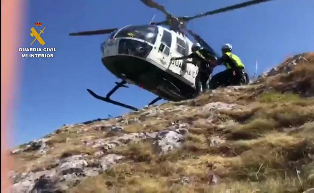 Evacúan en helicóptero a un senderista lesionado mientras ascendía el Pico Gilbo de Riaño