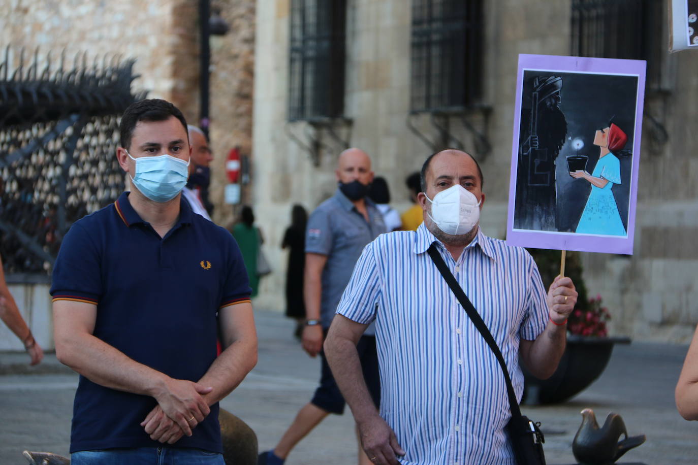 Cerca de 40 personas se concentran frente a Bones para exigir a la comunidad internacional una solución para la población civil afgana tras la llegada al poder de los talibanes