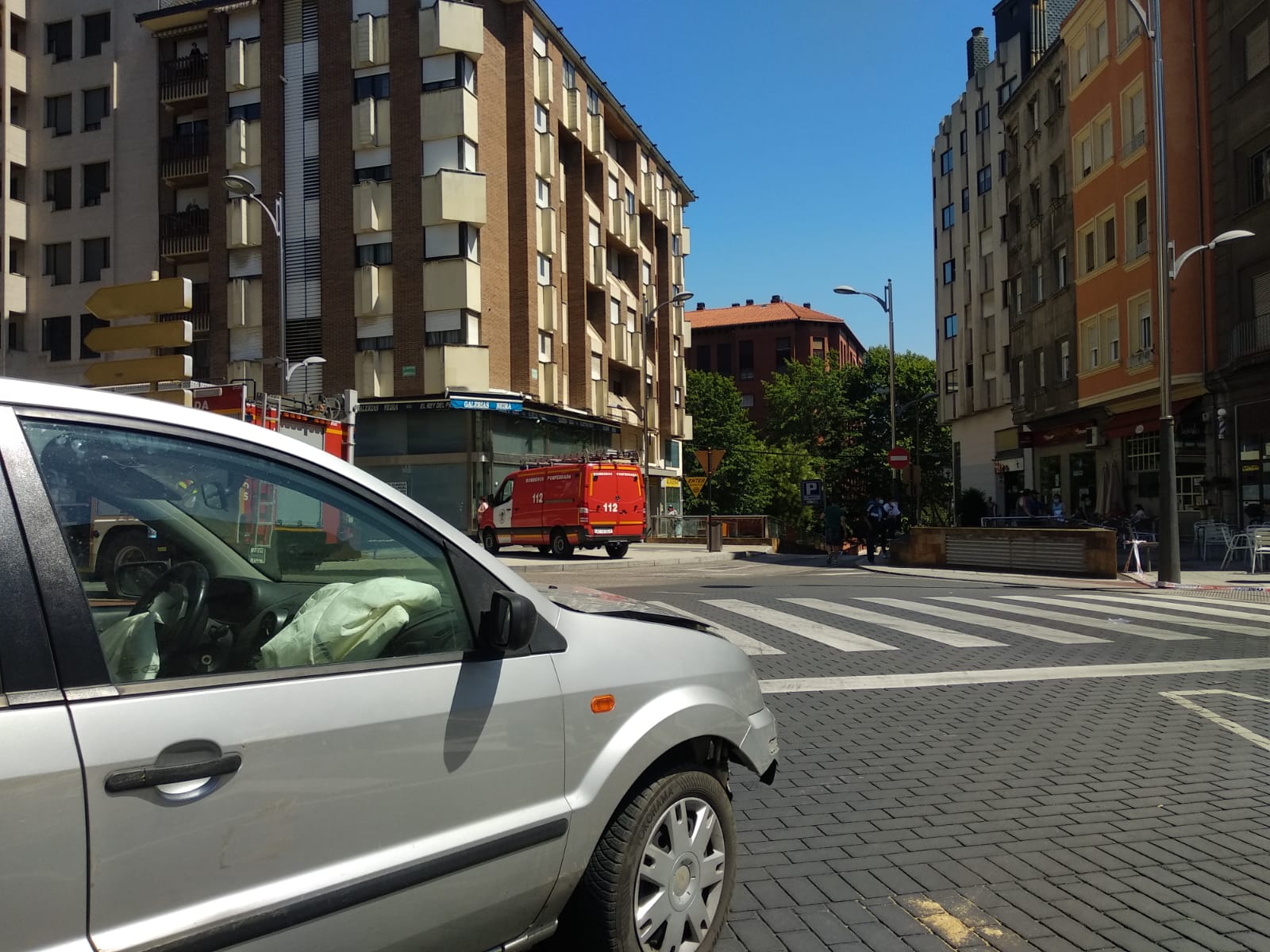 Un vehículo ha arrollado dos mesas de la terraza de bar en la plaza Lazúrtegui de Ponferrada y hay entre cuatro y seis heridos.