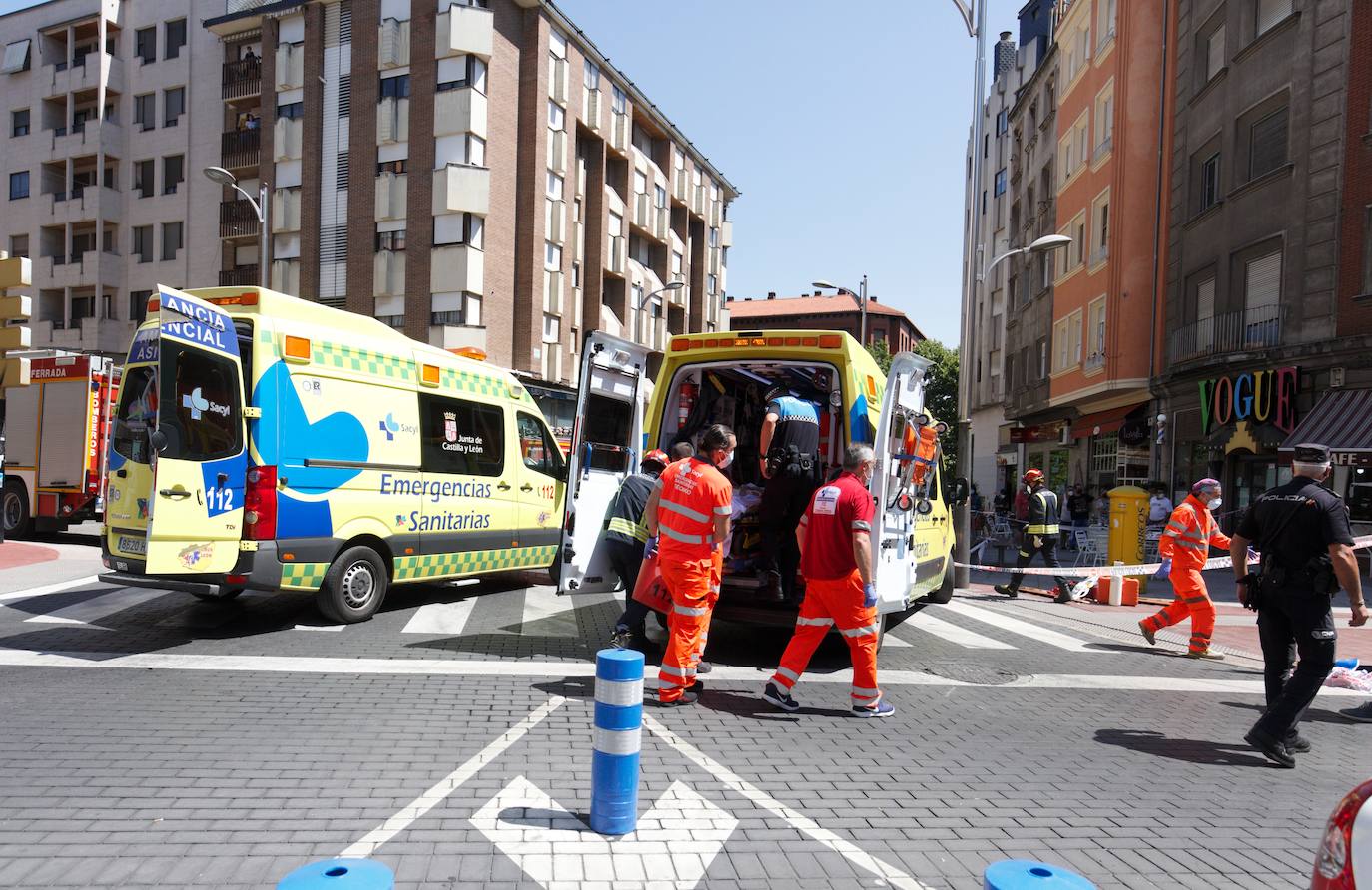 Un vehículo ha arrollado dos mesas de la terraza de bar en la plaza Lazúrtegui de Ponferrada y hay entre cuatro y seis heridos.