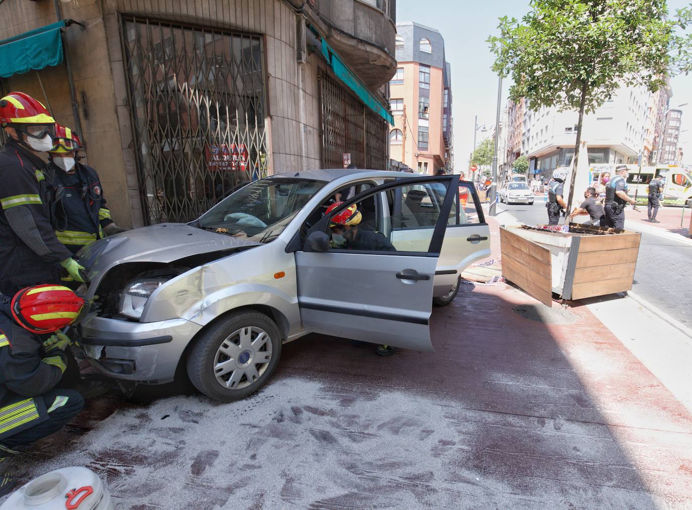 Un vehículo ha arrollado dos mesas de la terraza de bar en la plaza Lazúrtegui de Ponferrada y hay entre cuatro y seis heridos.