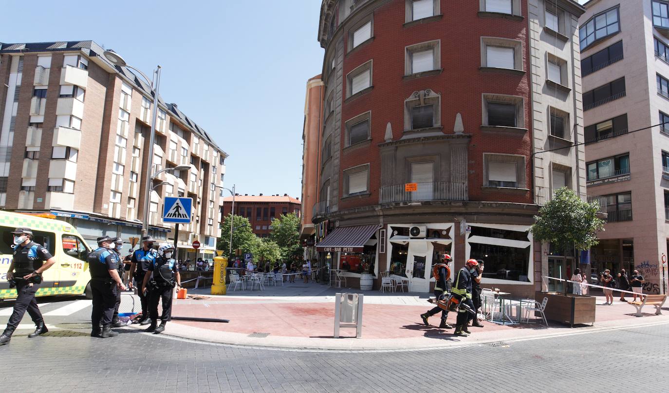 Un vehículo ha arrollado dos mesas de la terraza de bar en la plaza Lazúrtegui de Ponferrada y hay entre cuatro y seis heridos.