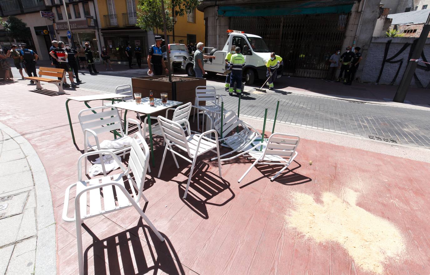 Un vehículo ha arrollado dos mesas de la terraza de bar en la plaza Lazúrtegui de Ponferrada y hay entre cuatro y seis heridos.