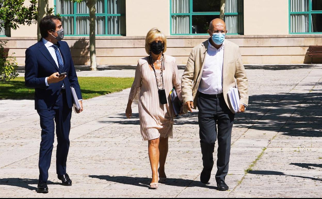 El vicepresidente, portavoz y consejero de Transparencia, Ordenación del Territorio y Acción Exterior, Francisco Igea; el consejero de Fomento y Medio Ambiente, Juan Carlos Suárez-Quiñones; y la consejera de Sanidad, Verónica Casado, comparecen en rueda de prensa posterior al Consejo de Gobierno..