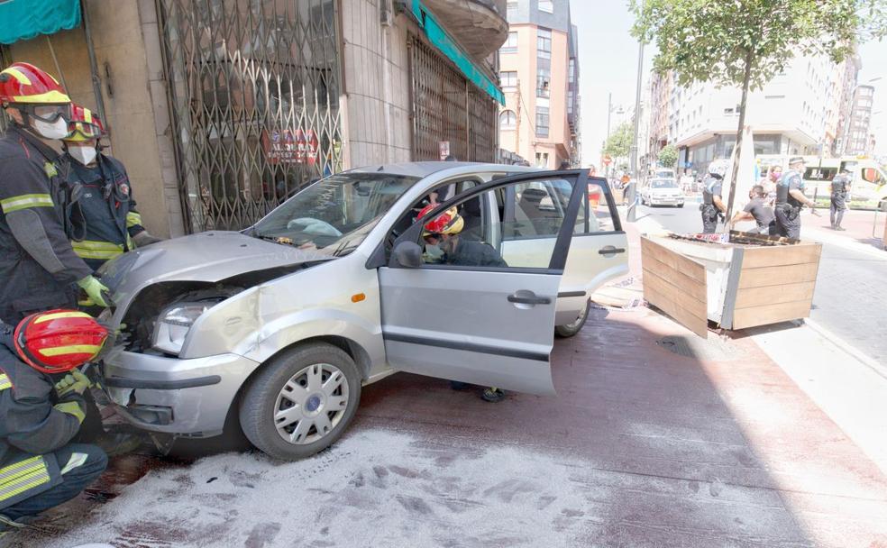 Imagen del vehículo que ha impactado contra una terraza en el centro de Ponferrada. En vídeo, los primeros momentos tras el accidente. 