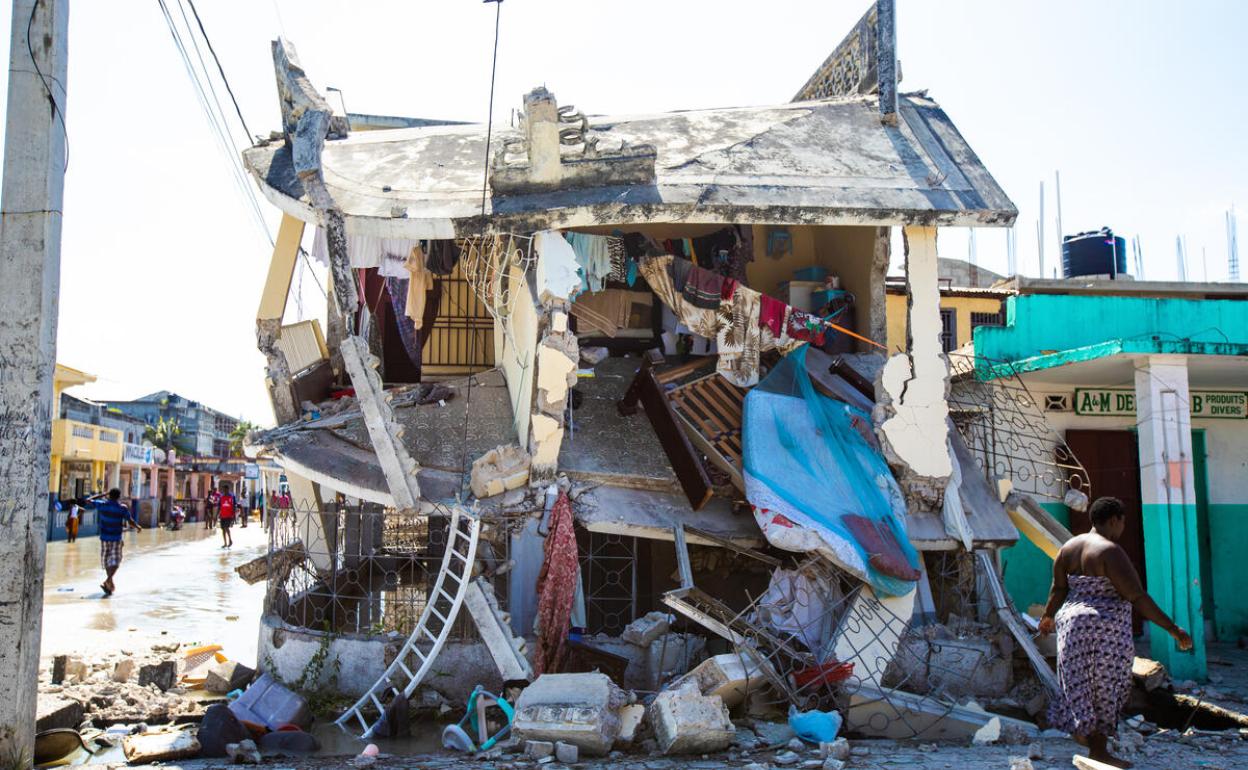 Una casa derrumbada en Haití.