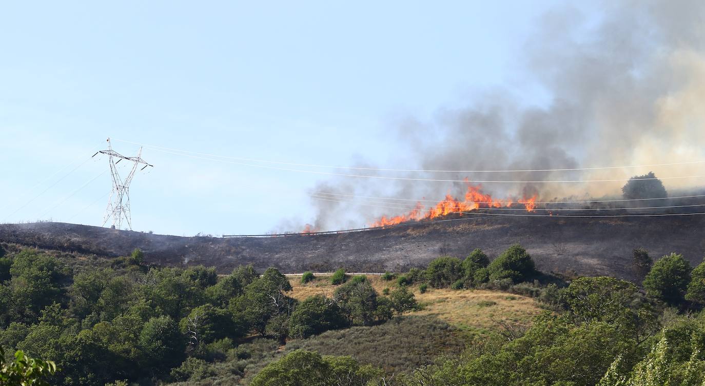 Un incendio declarado de 'nivel 1' en Trabadelo obliga a movilizar a numerosos efectivos. La declaración de 'nivel 1' se produce ante la previsión de una necesidad superior a las 12 horas para que puda ser sofocado o afección a más de 30 hectáreas. 