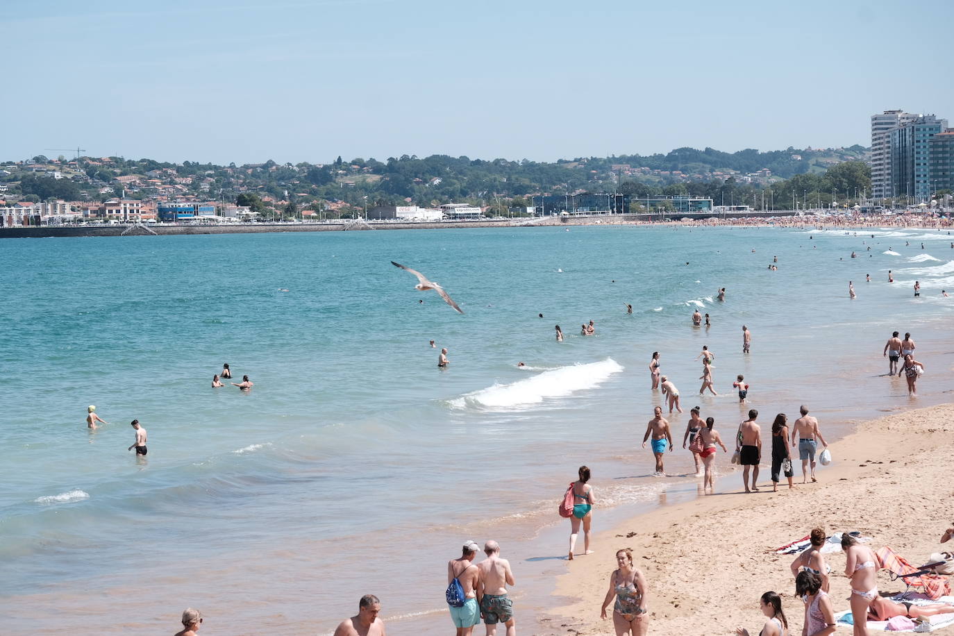 La playa gijonesa cerró poco antes de las 14.00 sus accesos al coincidir una elevada concurrencia con la pleamar. El Ayuntamiento anunció a través de la megafonía del arenal la medida, que se pone en práctica por segunda vez este verano. La primera ocasión en que se empleó fue el 10 de agosto.