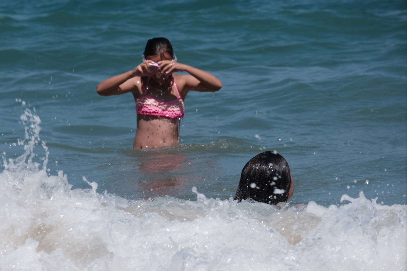 La playa gijonesa cerró poco antes de las 14.00 sus accesos al coincidir una elevada concurrencia con la pleamar. El Ayuntamiento anunció a través de la megafonía del arenal la medida, que se pone en práctica por segunda vez este verano. La primera ocasión en que se empleó fue el 10 de agosto.