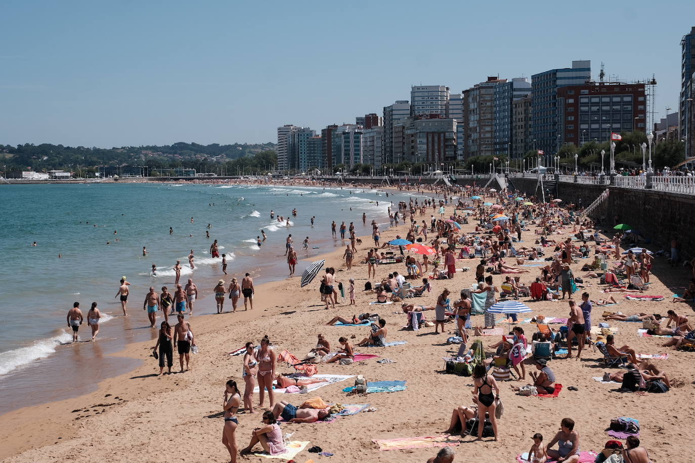 La playa gijonesa cerró poco antes de las 14.00 sus accesos al coincidir una elevada concurrencia con la pleamar. El Ayuntamiento anunció a través de la megafonía del arenal la medida, que se pone en práctica por segunda vez este verano. La primera ocasión en que se empleó fue el 10 de agosto.