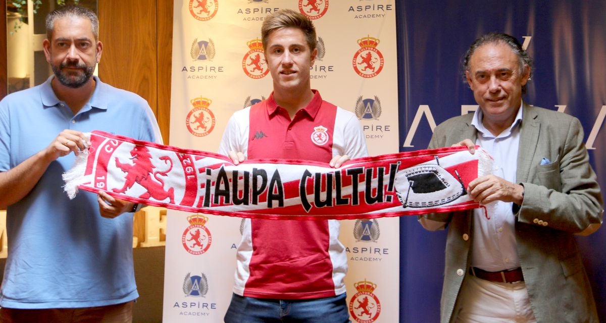 El jugador donostiarra ha sido presentado como nuevo futbolista de la Cultural en el Restaurante Lumière de León