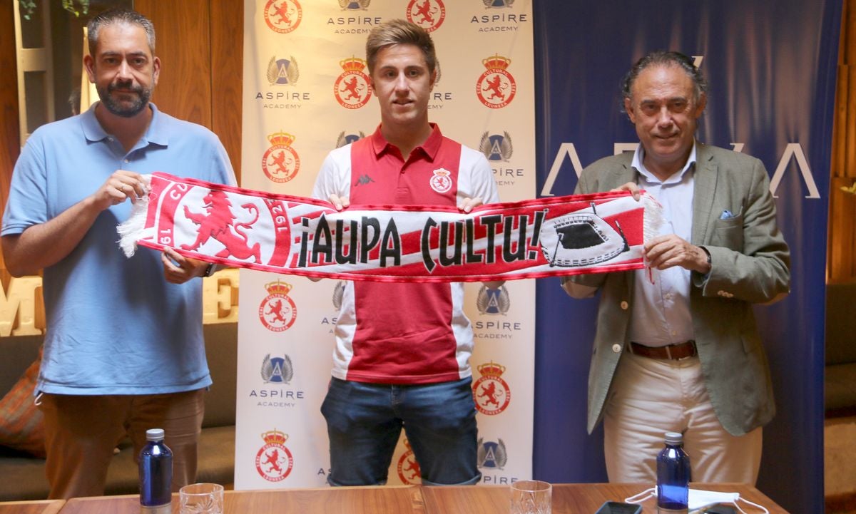 El jugador donostiarra ha sido presentado como nuevo futbolista de la Cultural en el Restaurante Lumière de León