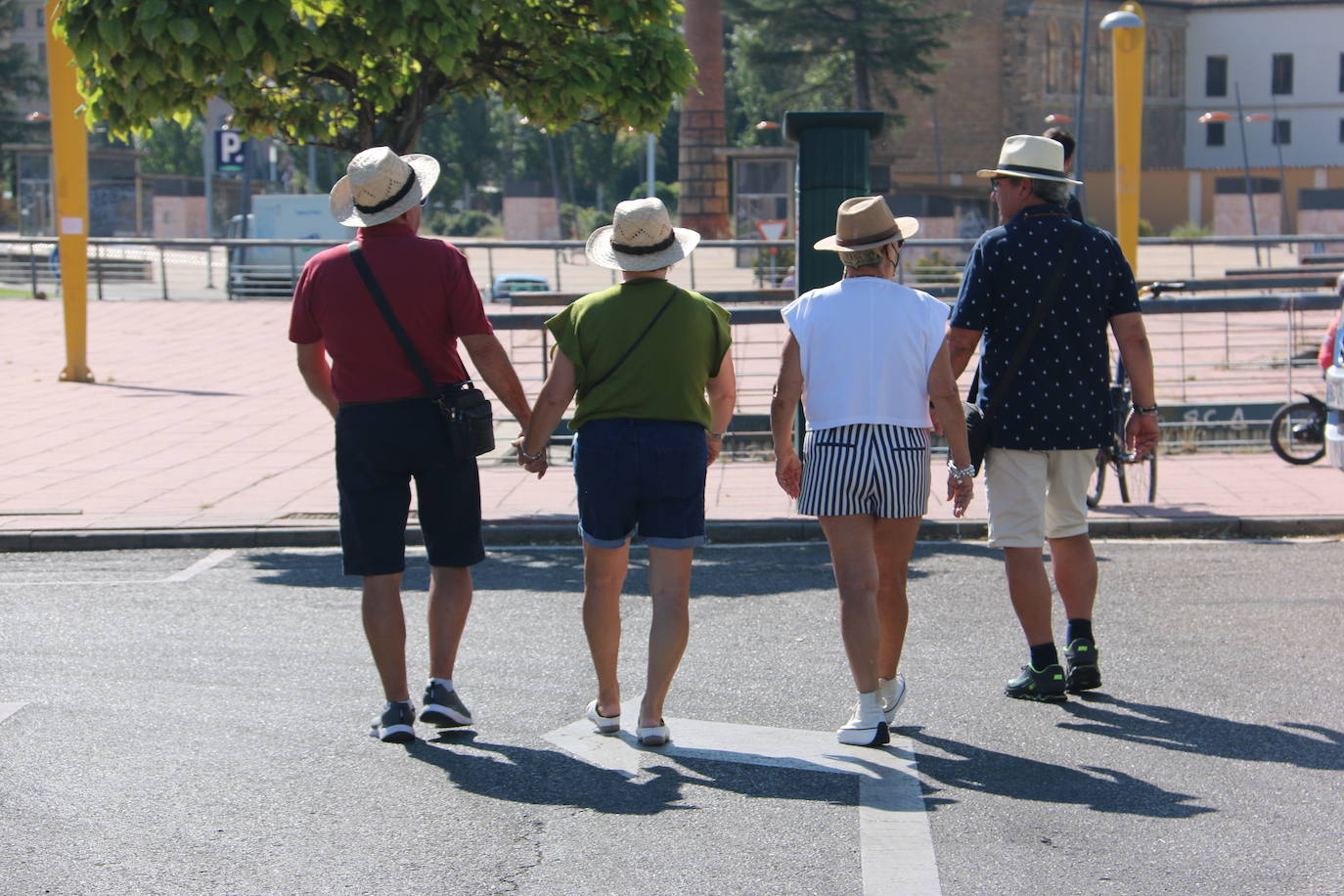 Cada vez más personas se apuntan a la moda de viajar en caravana y recorrer el país de punta a punta cada verano | Un año más, el parking de la avenida de Los Peregrinos se llena de autocaravanas en lo que se ha convertido en una parada obligatoria para los amantes del 'caravaning'